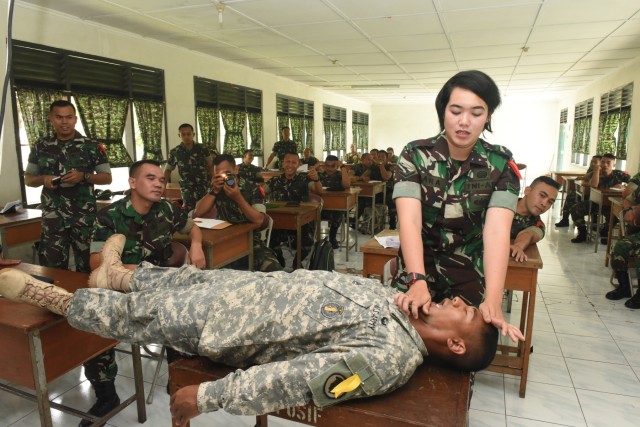 Hawaii Guardsman and Indonesian Soldiers share military tactics abroad