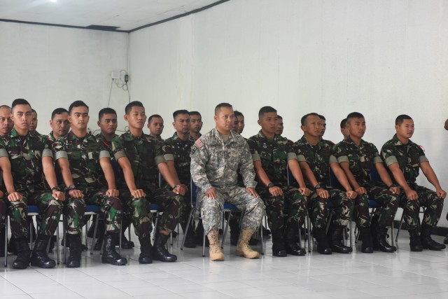 Hawaii Guardsman and Indonesian Soldiers share military tactics abroad