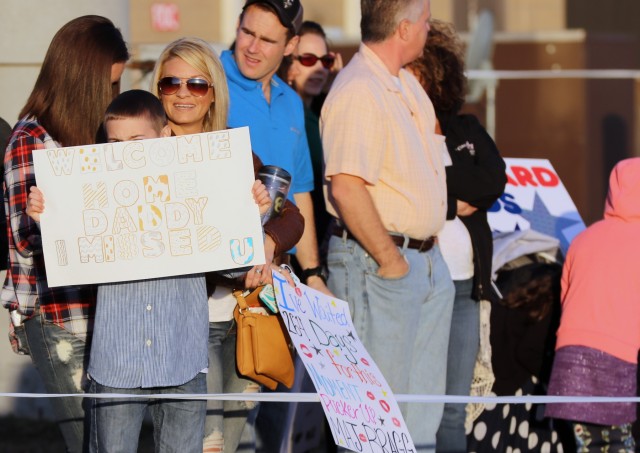 82nd Airborne Division paratroopers redeploy
