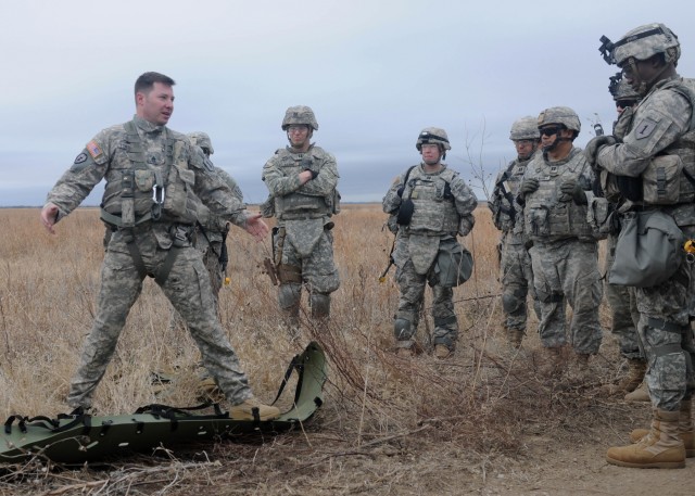 101st BSB use hoists in MEDEVAC training