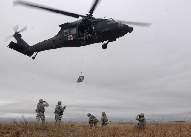 101st BSB use hoists in MEDEVAC training