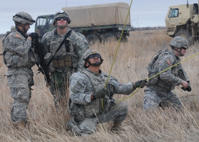 101st BSB use hoists in MEDEVAC training