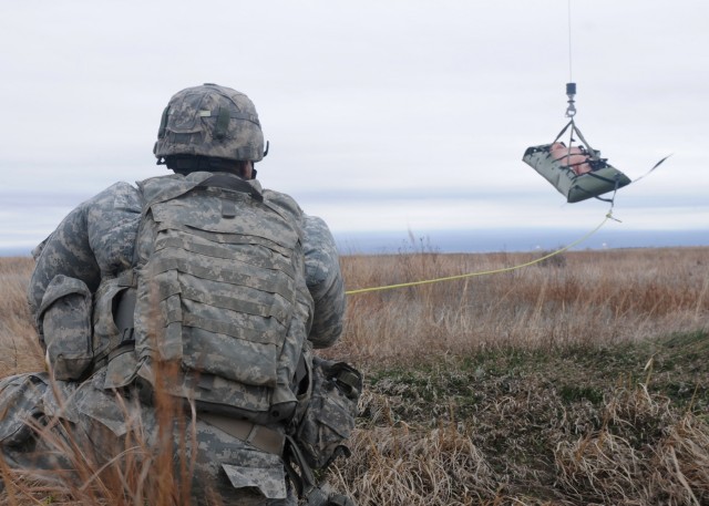 101st BSB use hoists in MEDEVAC training