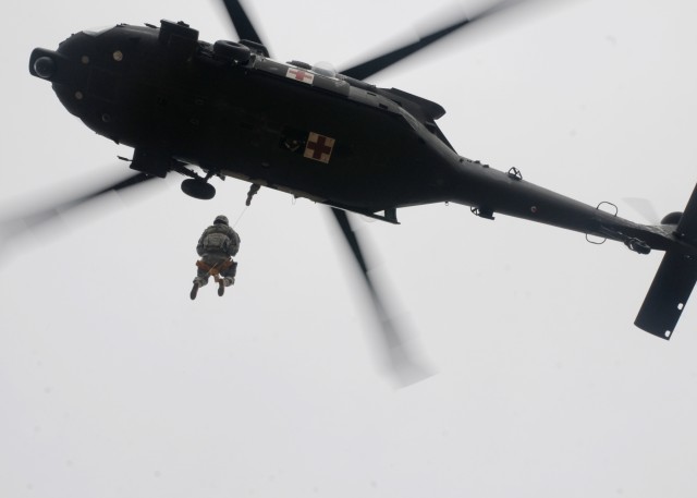 101st BSB use hoists in MEDEVAC training