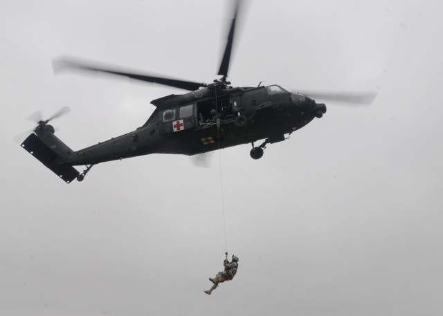 101st BSB use hoists in MEDEVAC training