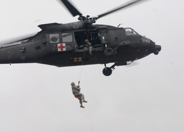 101st BSB use hoists in MEDEVAC training