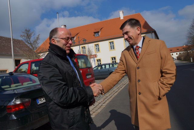 Burgermeister greets Col. Glaser