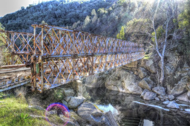 Engineers survey iconic bridge