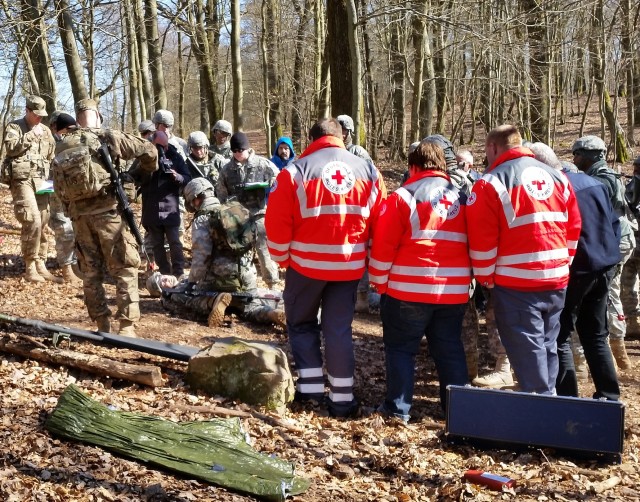 German first responders observe Army medic training