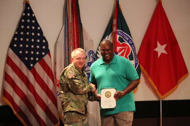 EDWARD HUNTER RECEIVES 35-YEAR AWARD