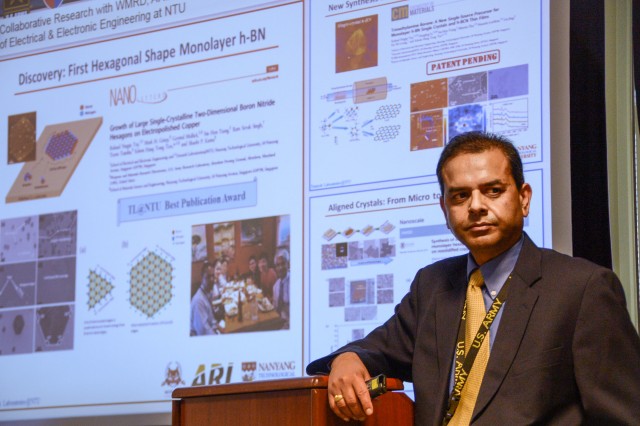 Singaporean military delegation visits laboratory