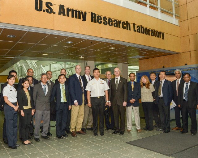 Singaporean military delegation visits laboratory