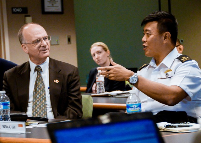 Singaporean military delegation visits laboratory