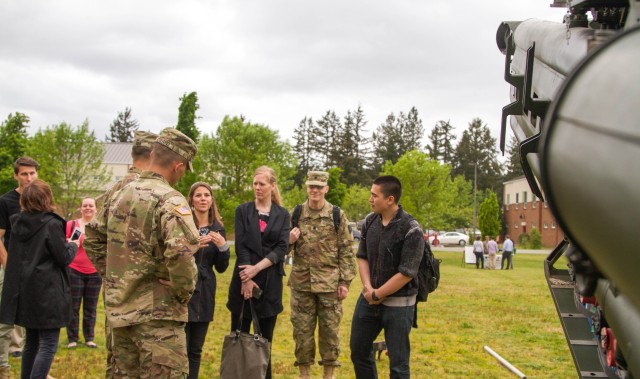 UW students meet with US Army Soldiers at JBLM