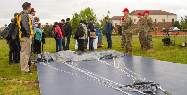 UW students meet with US Army Soldiers at JBLM