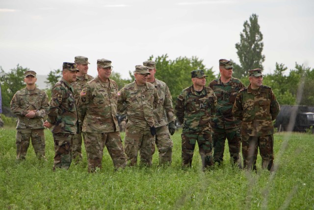 Lt. Gen. Hodges visits 2nd Cavalry Regiment in Moldova