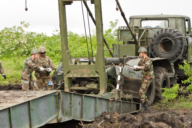 Lt. Gen. Hodges visits 2nd Cavalry Regiment in Moldova