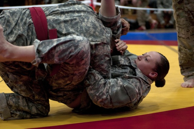 Paratroopers face-off during All American Week 2016 Combatives Tournament