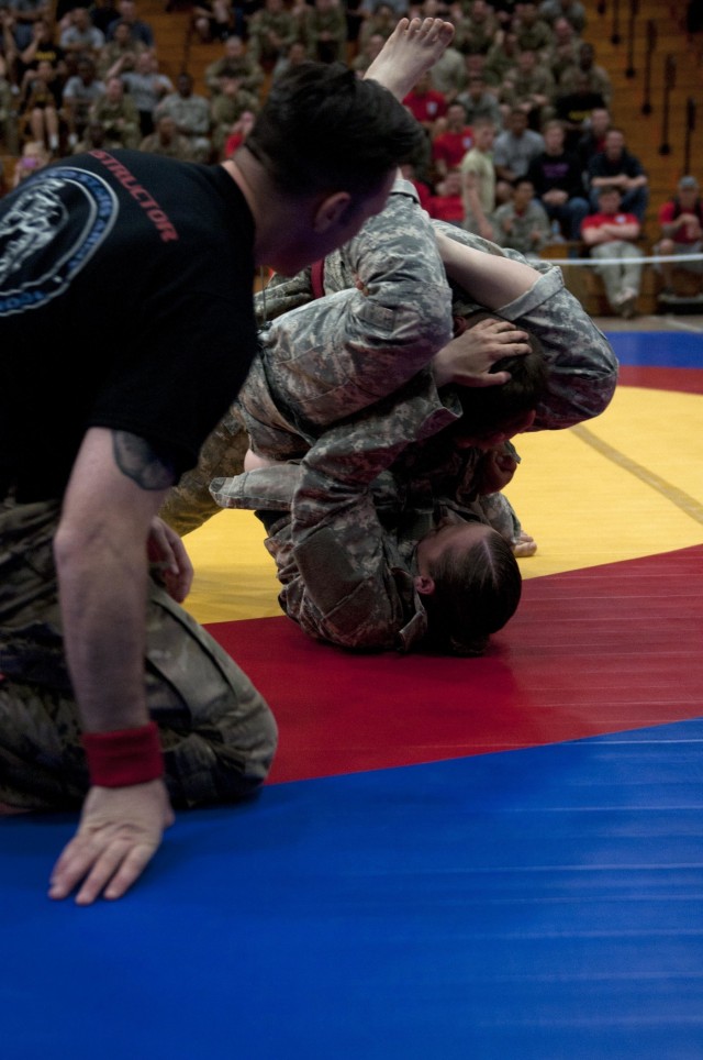 Paratroopers face-off during All American Week 2016 Combatives Tournament