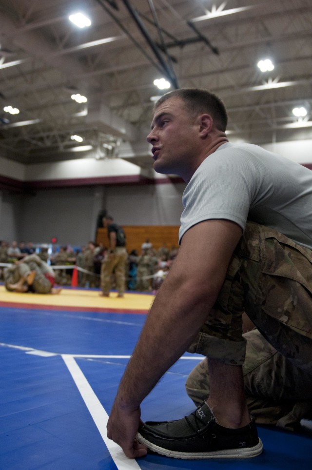 Paratroopers face-off during All American Week 2016 Combatives Tournament