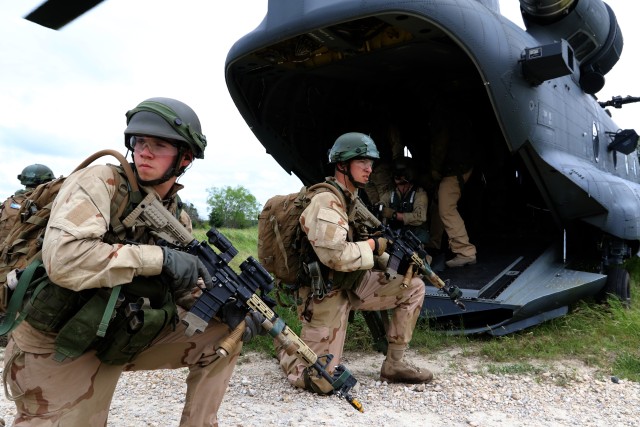 Dutch infantry sharpens air assault capabilities at Fort Hood
