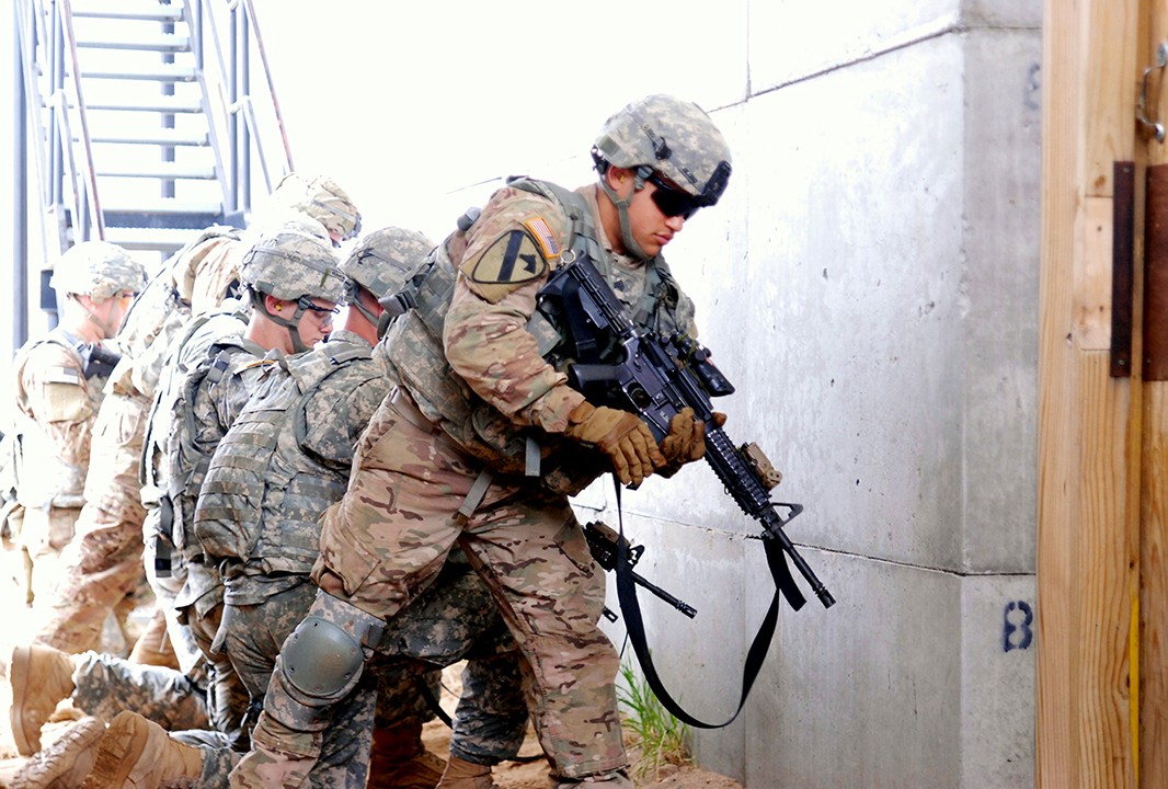 Pathfinders conduct shoot house training | Article | The United States Army