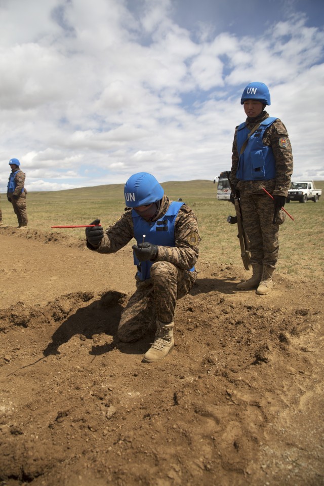 US, Canadian Army teach minefield extraction techniques to Mongolian Armed Forces