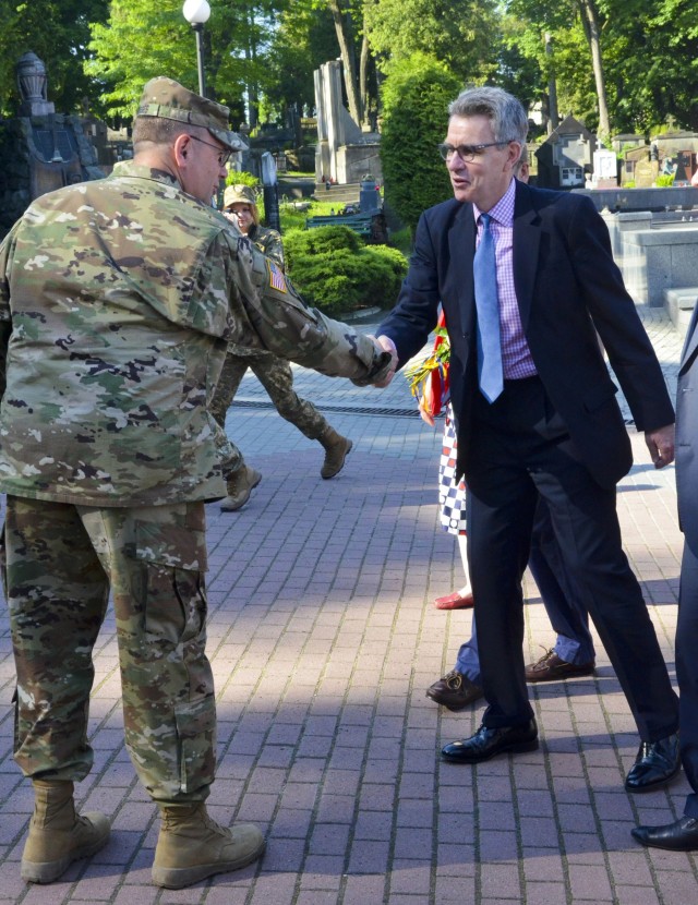 Lt. Gen. Hodges meets greets U.S Ambassador Pyatt