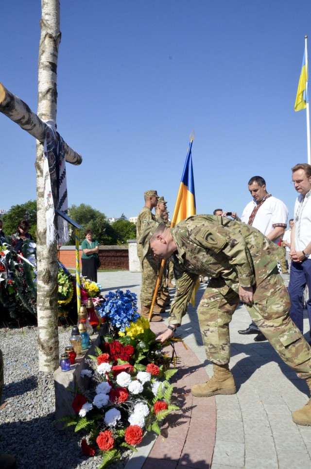 Lt. Gen. Ben Hodges places roses at the Ukrainian ATO memorial