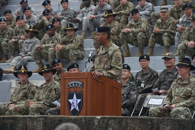 Gen. Brooks congratulates EIB earners