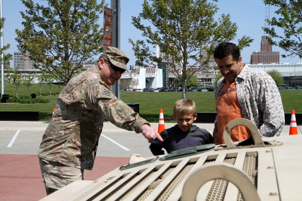 Reserve Soldiers help raise military awareness at 2016 Milwaukee Armed ...