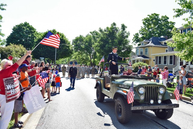 Army Reserve general waves at crowd