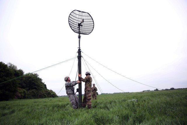 US Army signal Soldiers build interoperability, relationships with UK Allies