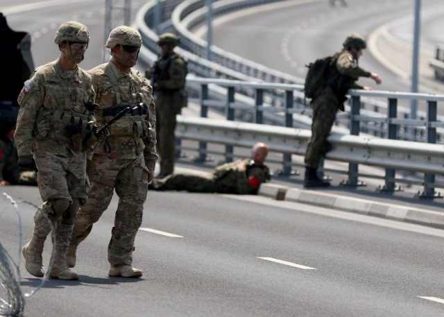 European leaders, 82nd Airborne Division CG discuss Swift Response 16 at bridge crossing
