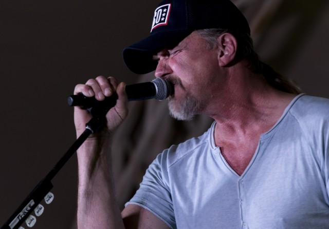 Trace Adkins Performs for Servicemembers in Kuwait