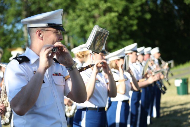 Torch is passed during 2016 Warrior Games closing ceremony