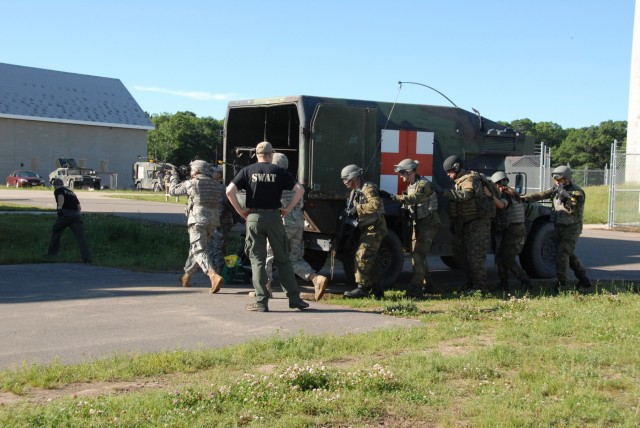 Red Bulls and Norwegian Guard Train with Law Enforcement