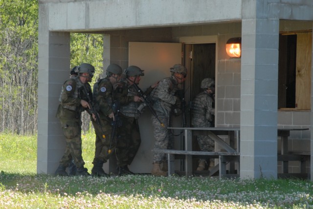 Red Bulls and Norwegian Guard Train with Law Enforcement