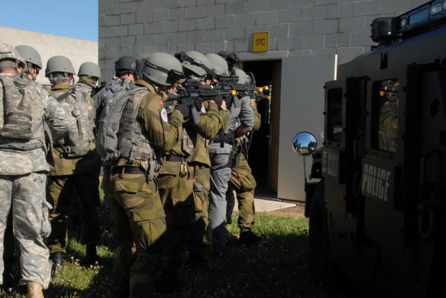Red Bulls and Norwegian Guard Train with Law Enforcement