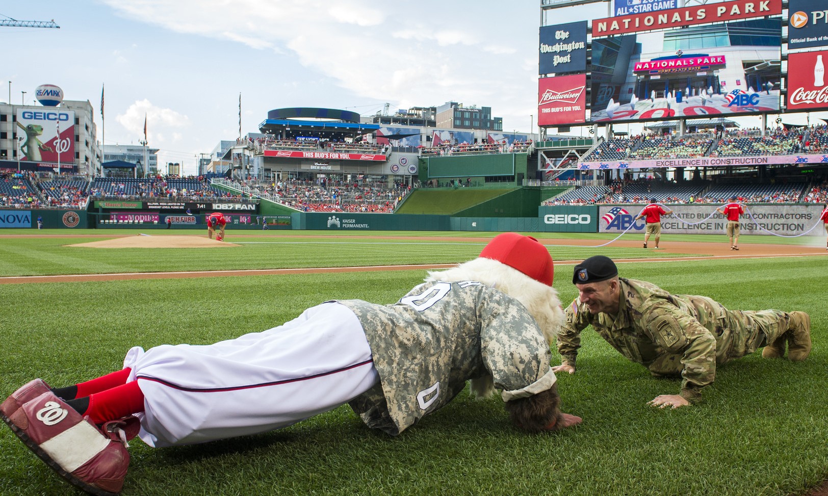 Army gets salute at Washington Nationals ballpark, Article