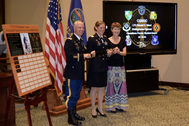 Maj. April Moore recieves SOF top student award