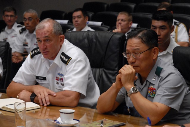 Commanding Generals of USARPAC and 2nd OC ROKA meet