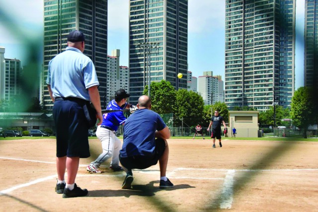 South Korean celebrity baseball team competes with military teams