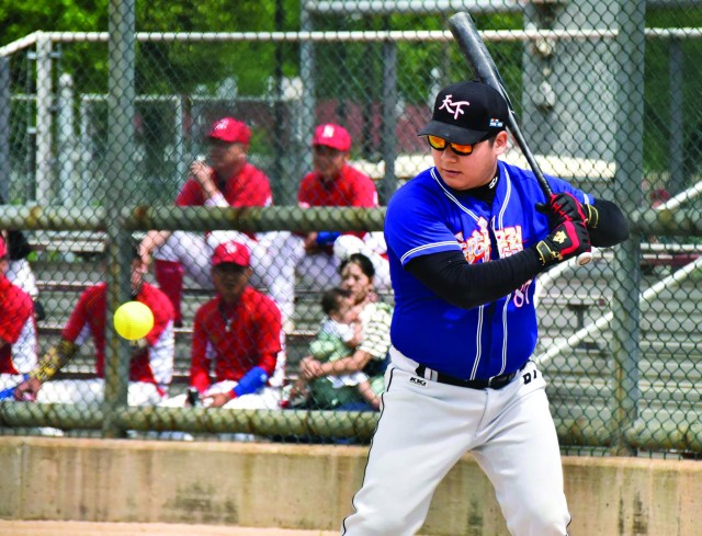 South Korean celebrity baseball team competes with military teams