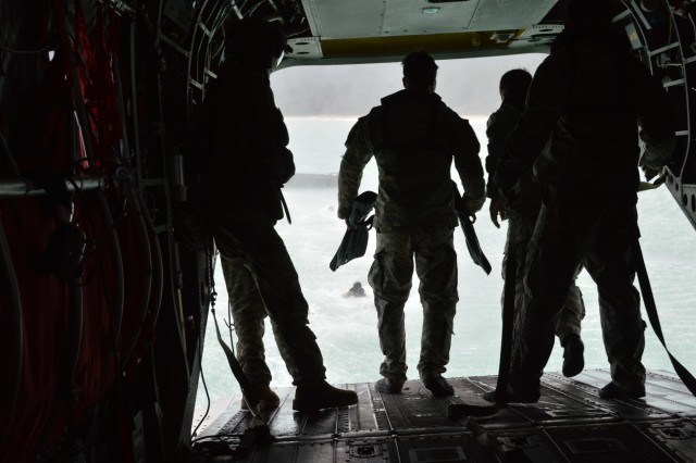 'Raiders' hone skills with helocast into Pacific