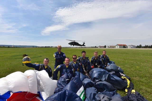 British Parachute Team jumps with 1st ACB Black Hawks