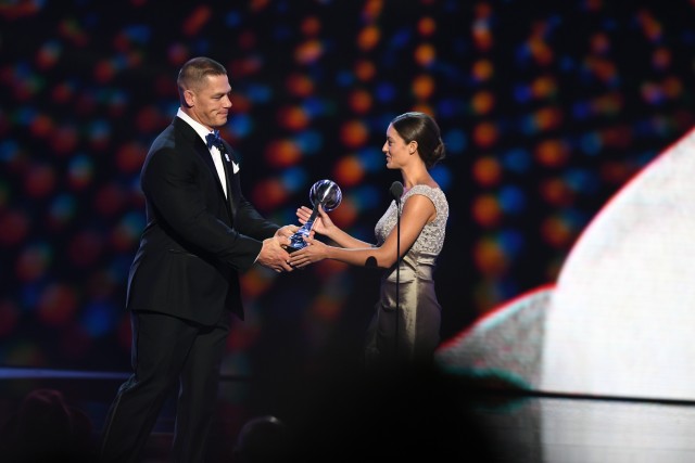 Sgt. Elizabeth Marks receives Pat Tillman Award