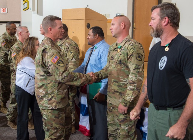 Ceremony honors top instructors at Fort Leonard Wod