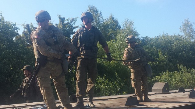 Soldiers from 5-7 ADA and the 19th Tk Tptr Sqn Working Side by Side