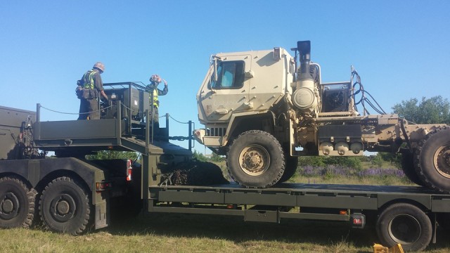 Soldiers from 5-7 ADA and the 19th Tk Tptr Sqn Conducting Multinational Training
